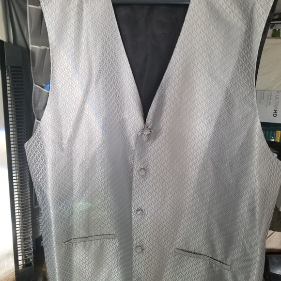 Vest - Picture 1 of 3